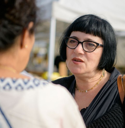 Sarah Trouvé est médiatrice à la Ville. Elle intervient dans plusieurs quartiers pour aller à la rencontre des habitants et voir avec eux comment régler toutes sortes de problématiques : de l’accès au Droit au décrochage scolaire, en passant par le soutien aux seniors dans leurs démarches du quotidien.