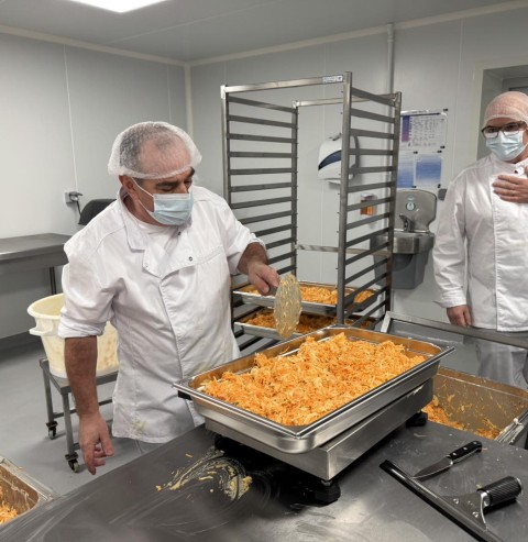 Préparation de repas dans la nouvelle unité de production culinaire