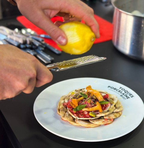 Toques et porcelaine : préparation culinaire