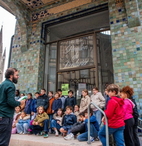 Les élèves devant le pavillon du Verdurier lors de la découverte de l'art déco limougeaud
