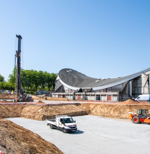 Début des travaux et pose de la première pierre 