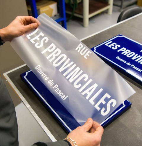 La prépartion d'une plaque de rue