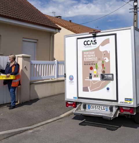 Agent du CCAS assurant la livraison du repas