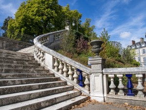 Entrées monumentales en pierre datant du XIXème restaurées avec l’intégration de balustres manquants en bleu de four (Commande Publique Artistique AOTSUGI)