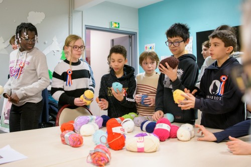 Les enfants du CME préparent le tricothon avec les résidents de la RAM de Cervières