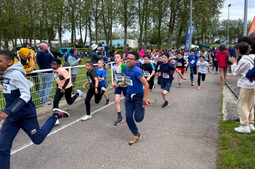 Les enfants participant à la course