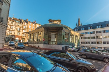 Véhicules en stationnement dans le centre-ville de Limoges