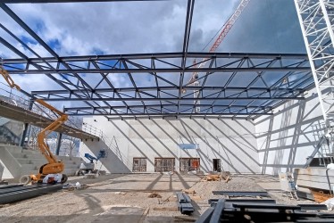 Pose de la charpente métallique sur une des deux salles en construction.