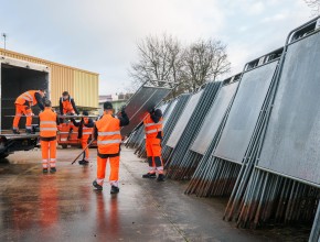 La préparation et l'acheminement des panneaux électoraux pour le début de la campagne électorale le 2 mars