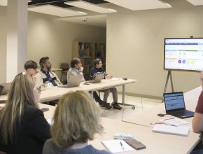 Réunion préparatoire entre les agents des services informatiques, des élections et de la communication pour déterminer le rôle de chacun afin de rendre les résultats publics le soir même sur limoges.fr et dans le hall de l’hôtel de ville.